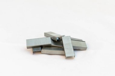 Zımba için metal zımbalar beyaz arkaplanda izole edildi