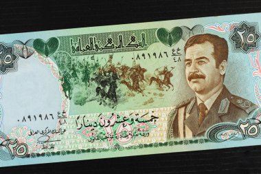 Irak 25 dinar banknotunda Saddam Hüseyin 'in portresinin arka planda Al Qdisiyyah Muharebesi ile süslendiği görülüyor.