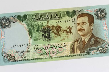 Irak 25 dinar banknotunda Saddam Hüseyin 'in portresinin arka planda Al Qdisiyyah Muharebesi ile süslendiği görülüyor.