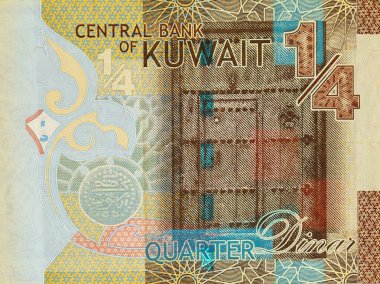 Geleneksel tahta Kuveyt kapısı portresi ve Kuveyt 'ten gelen ilk Kuveyt sikkesi çeyrek dinar banknotu.