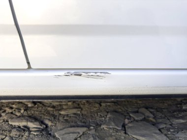 Pas lekeli araba kapısı boyası. Yakın plan.