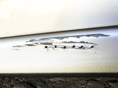 Araba göçüğünün alt kısmını onarıp düzleştiriyorum.