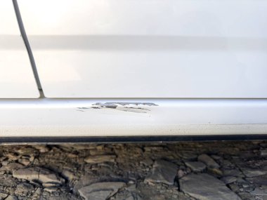 Pas lekeli araba kapısı boyası. Yakın plan.