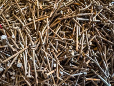 İnşaattan kalma paslı çivi yığını. Kullanılan hurda tırnaklar yakın plan.