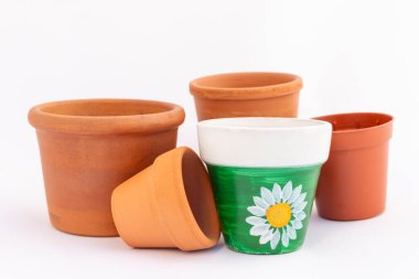 Beyaz arkaplanda izole edilmiş boş, küçük, minyatür saksılar.