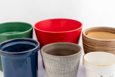 Beyaz arka planda izole edilmiş çiçek saksılarının çeşitli boyutları ve renkleri. Yeşil, kırmızı, kahverengi, mavi, gri ve beyaz, beyaz arkaplanda seramik boş tencereler