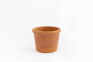 Beyaz arka planda terracotta kil saksısı