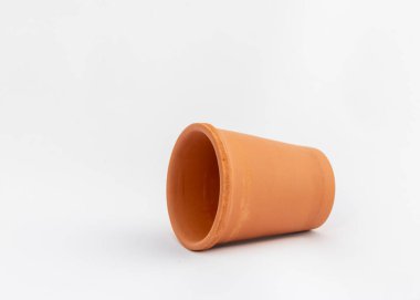 Bahçe çömleği. Toprak kaplama. Beyaz arka planda kil çömlek.