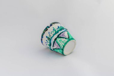 Beyaz izole arka planda küçük bir saksı boyadı.