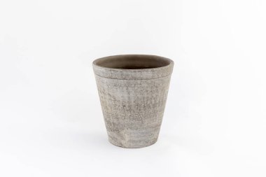 Beyaz arka planda güzel dekoratif kil saksı