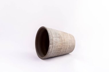 Beyaz izole arkaplanda gri retro tarzı çiçek saksısı