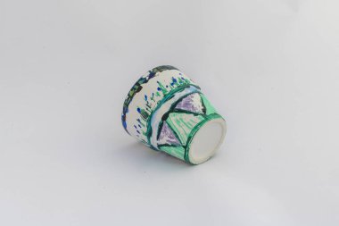 Beyaz izole arka planda küçük bir saksı boyadı.