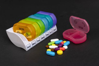 Sabah ve akşam için farklı hap ve tabletlerle haftalık gökkuşağı hapı düzenleyicisi.