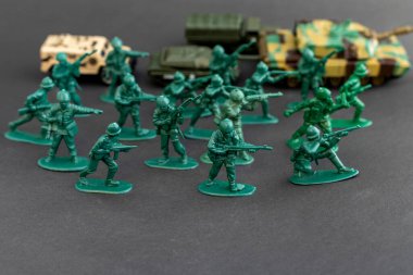 Tankları olan oyuncak askerler ülkelerini savunmak için sınıra yürüyorlar.