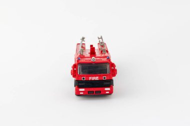 Kırmızı oyuncak itfaiye aracı ön cephe görüntüsü