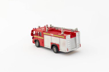 Kırmızı oyuncak itfaiye aracının arka görüntüsü