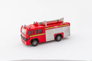 Beyaz arkaplandaki minyatür yangın motorunun yan görüntüsü