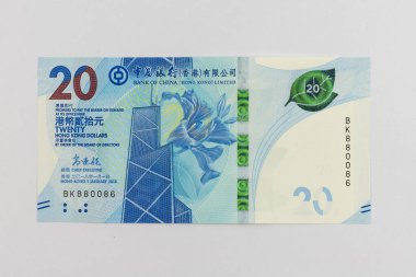 Hong Kong Çin Merkez Bankası 'nın 20 dolarlık banknotu. Hong Kong 20 dolarlık banknotun ön panelinde çay yapraklarına karşı bir Bauhinia çiçeği ve Çin Bankası Kulesi var..