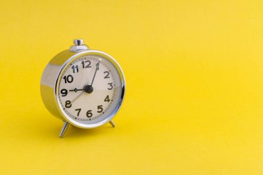 Sarı arkaplanda geri alarm saati ve metin için boş alan.