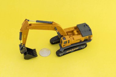 Oyuncak kazıcı madeni para kazıyor. Kripto para birimleri madeni para madenciliği kavramı.