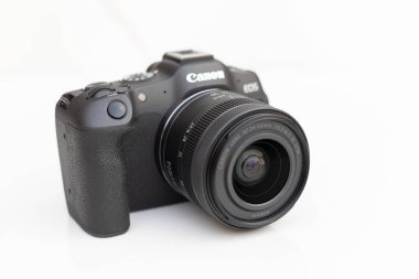 Canon EOS R8 aynasız kamera ile değiştirilebilir RF 24-50 mercek