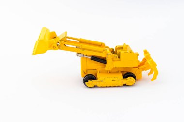 Beyaz izole arkaplanda klasik sarı minyatür toprak taşıyıcı modeli