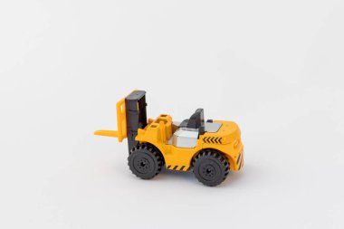 Beyaz izole arkaplanda sarı oyuncak forklift
