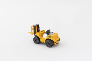 Beyaz izole arkaplanda oyuncak küçük forklift