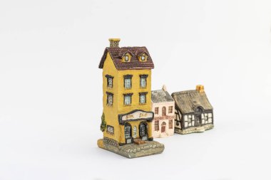 Sarı kitapçı odaklı minyatür köy binaları. Metnin için boşluk kopyala.