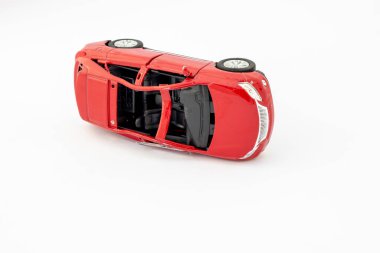 Beyaz Arkaplanda Kırmızı Kompakt Oyuncak Arabası. Trafik kazası sigortası talep konsepti.