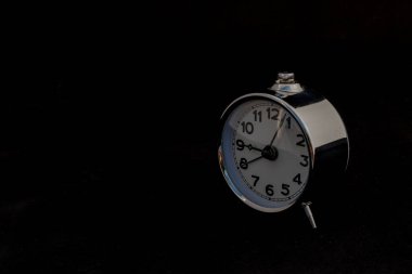 Metin için Minimalist Yan Görünümlü Vintage Alarm Saati