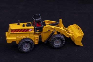 Siyah Arkaplanda Siyah Kulübesi olan Sarı Oyuncak Yükleyici