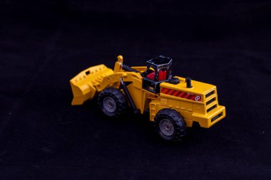 Siyah Arkaplanda Oyuncak Ağır Ekipman Makinesi