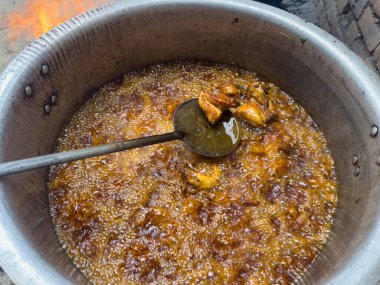 Açık hava düğün yemeklerinde kaynamış yağda kızarmış tavuk parçaları. Yağda Kızarmış Tavuk Büyük Kavanozda.