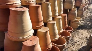 Bahçe Satılık Bahçe Merkezi 'nde Büyük El Yapımı Çamur Tencereleri