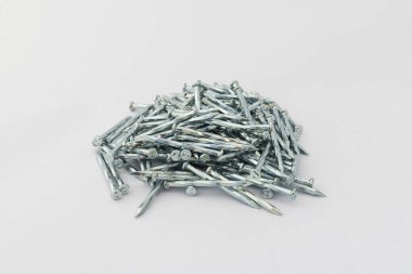 Beyaz Arkaplanda Galvanize Çelik Çivi Yığını