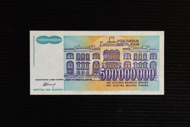500 Milyon Yugoslav Dinar Banknotunda Belgrad merkezdeki Kapetan Miino binası yer alıyor