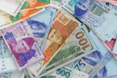 Amerika Birleşik Devletleri 100 dolarlık banknot ve Pakistan banknotları. Para Takası ve Zenginlik Konsepti.