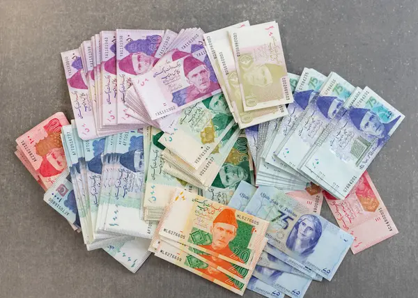 Pakistan Yeni Banknotları Yüksek Açı Görünümü