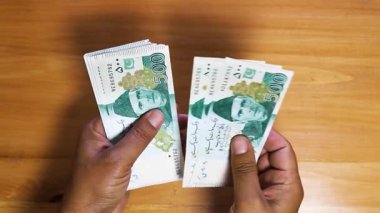 Pakistan 'daki adam 500 rupi sayıyor..