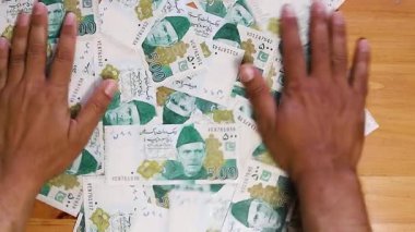Pakistan 500 Rupi Banknotları İstifleme ve Toplama.