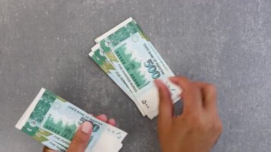 Pakistan 'da 500 rupi yeni banknot sayımı.