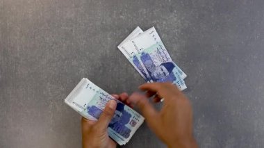 Pakistan 'da 1000 rupi sayan bir adam. Alışveriş konsepti.