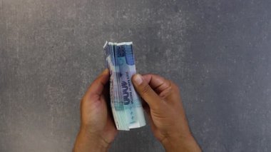 Pakistan 'da 1000 rupi sayılıyor..