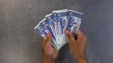 Pakistan 'da alışveriş masrafları için nakit hazır..