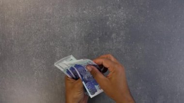 Pakistan 'da 1000 rupi sayan bir adam. Alışveriş konsepti.
