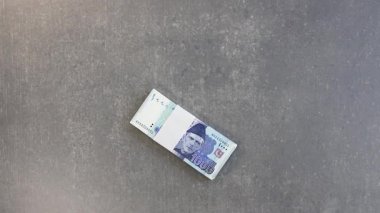 Pakistanlı banknotlar el ele veriliyor.