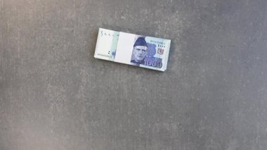 Pakistan banknotları 1000, 100 ve 50 rupi.