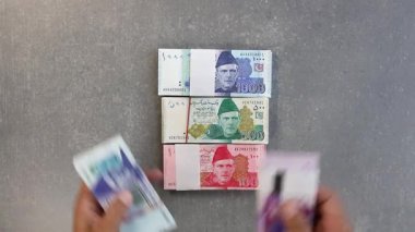 Pakistan rupi desteleri sayılıyor.