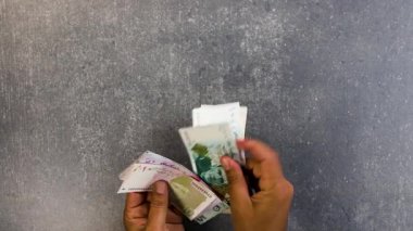Hızlı El Hareketi Koyu Yüzeyde Pakistanlı Rupileri Sayıyor